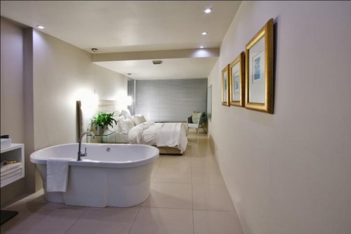 To Let 4 Bedroom Property for Rent in Clifton Western Cape